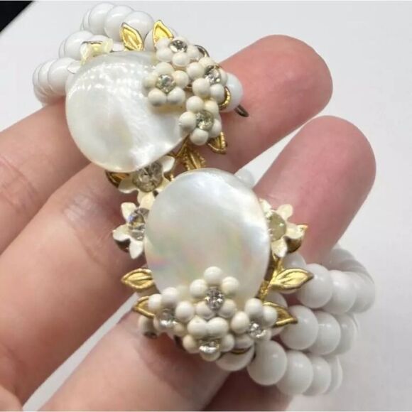 Vtg MIRIAM HASKELL Milk Glass Mother of Pearl Floral Wrap Bracelet Unsigned - Picture 2 of 4